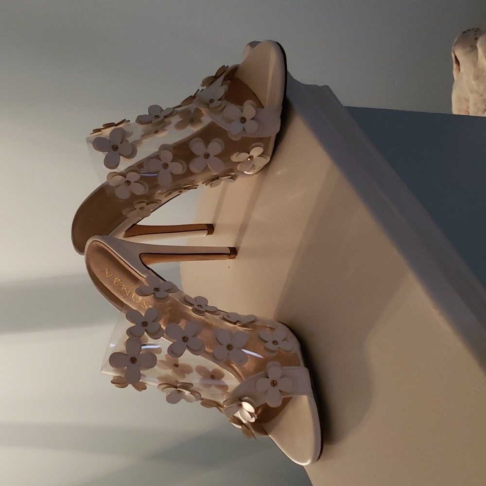 White heels 👠
